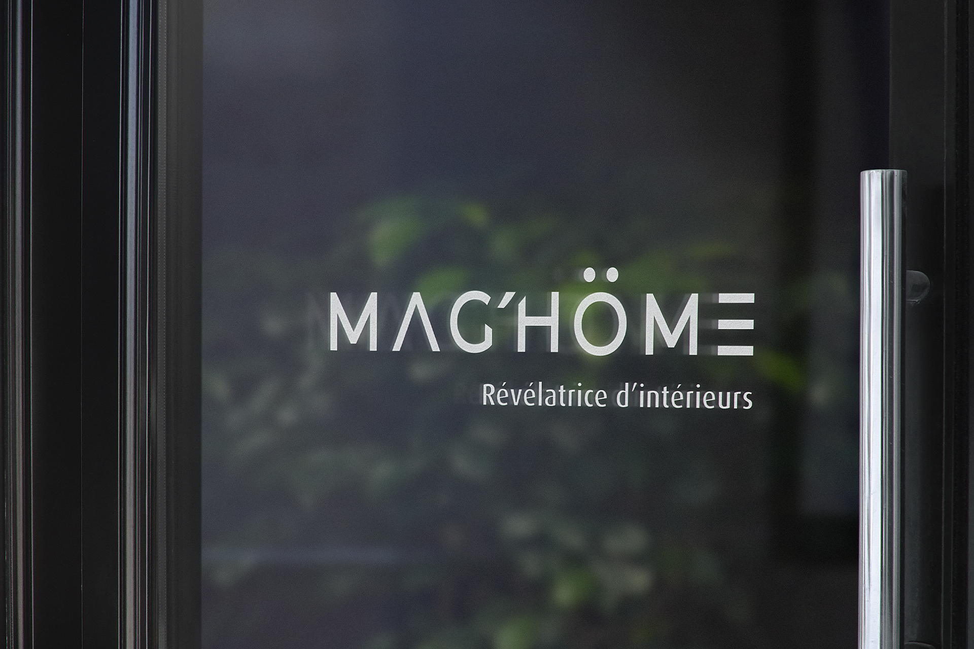 Logo Maghome sur porte vitrée